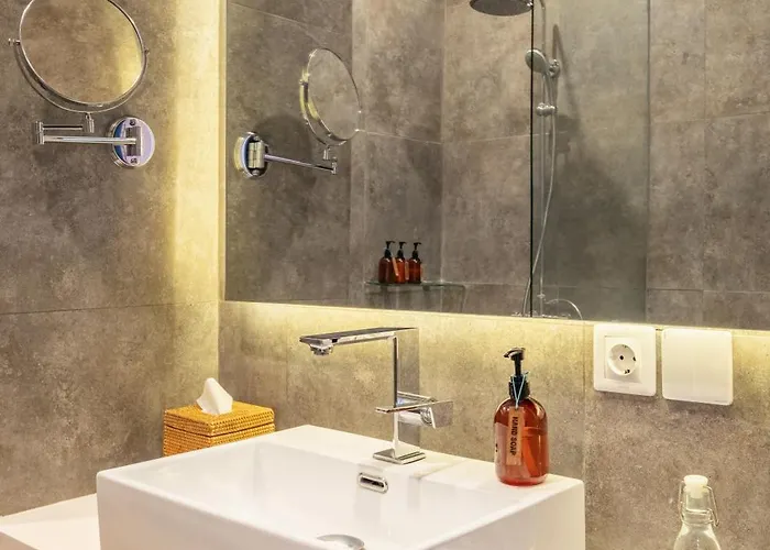 Villa 5th Element - Urban Tropical Retreat Meters From